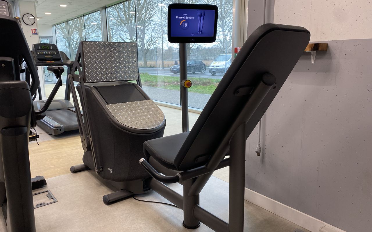 Presse à jambes eGym avec écran, tapis de course et baies vitrées lumineuses chez Atrium à Caen