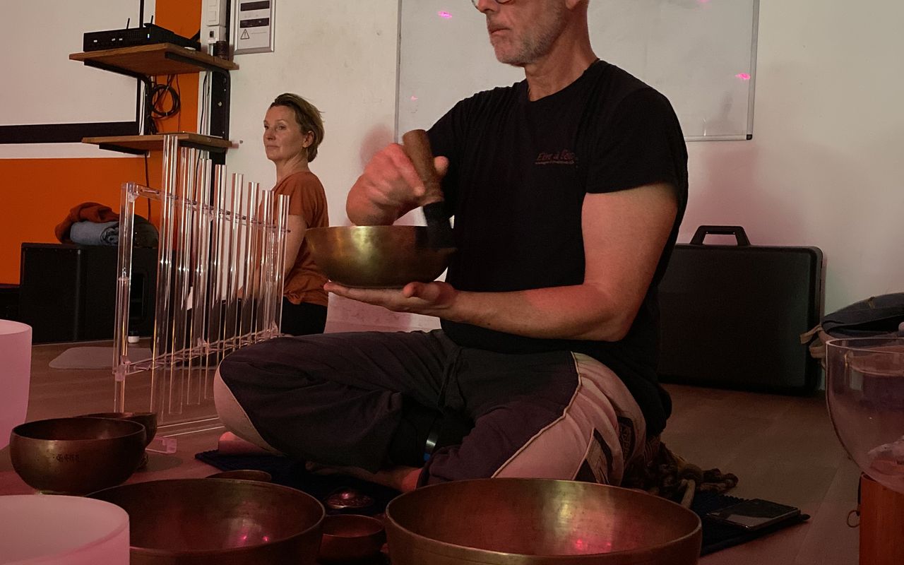 Séance de relaxation sonore au bol chantant dans l'espace bien-être d'Atrium à Caen